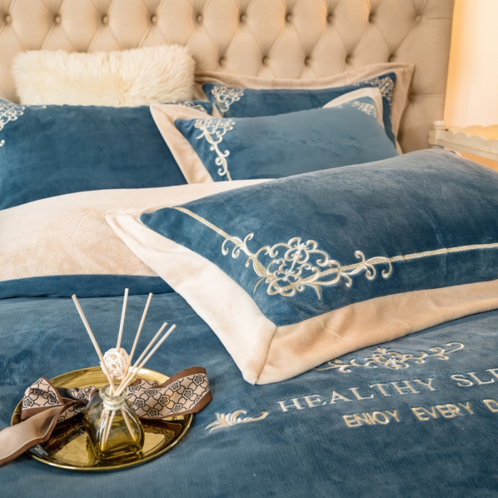 91家纺网 家纺一手货源 找家纺 露梦 新款210克轻奢牛奶绒抗静电四件套 卡琳娜-轻奢蓝