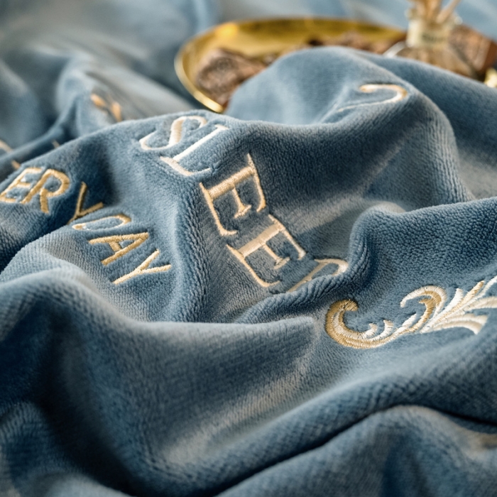 91家纺网 家纺一手货源 找家纺 露梦 新款210克轻奢牛奶绒抗静电四件套 卡琳娜-轻奢蓝