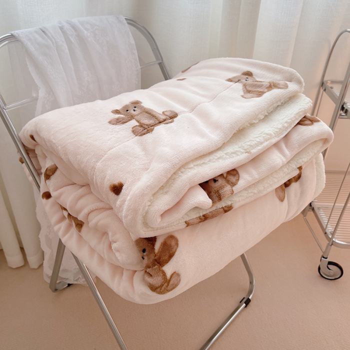 91家纺网 家纺一手货源 找家纺 顾里家纺 2021新款ins网红少女心暖肤羊羔绒毯 韩国熊仔