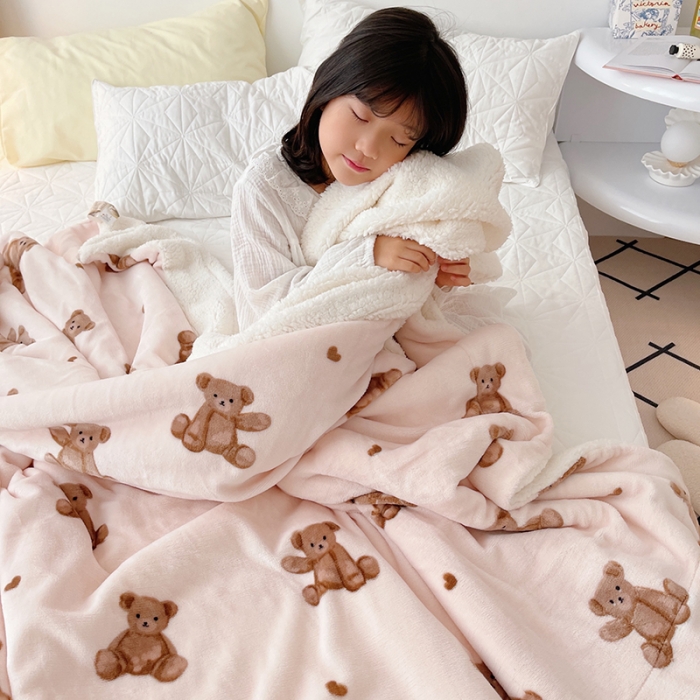 91家纺网 家纺一手货源 找家纺 顾里家纺 2021新款ins网红少女心暖肤羊羔绒毯 韩国熊仔