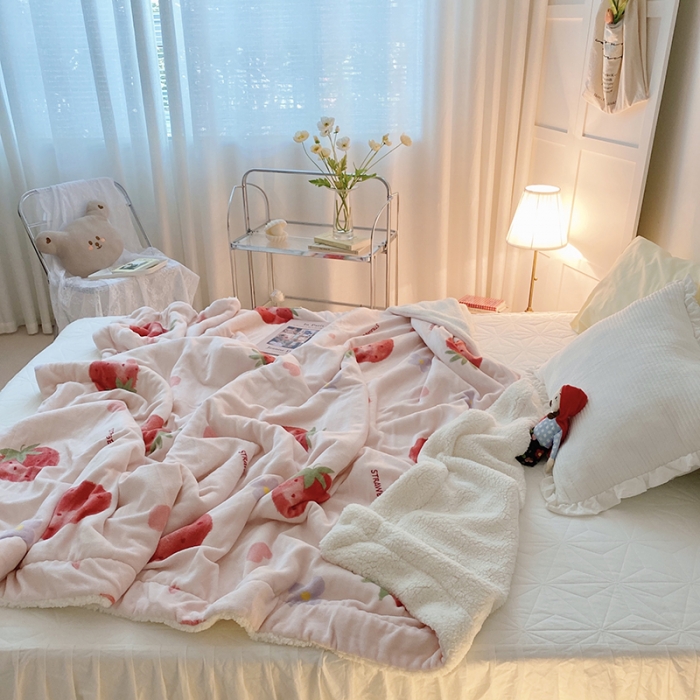 91家纺网 家纺一手货源 找家纺 顾里家纺 2021新款ins网红少女心暖肤羊羔绒毯 花花草莓