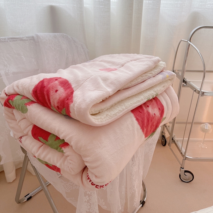 91家纺网 家纺一手货源 找家纺 顾里家纺 2021新款ins网红少女心暖肤羊羔绒毯 花花草莓