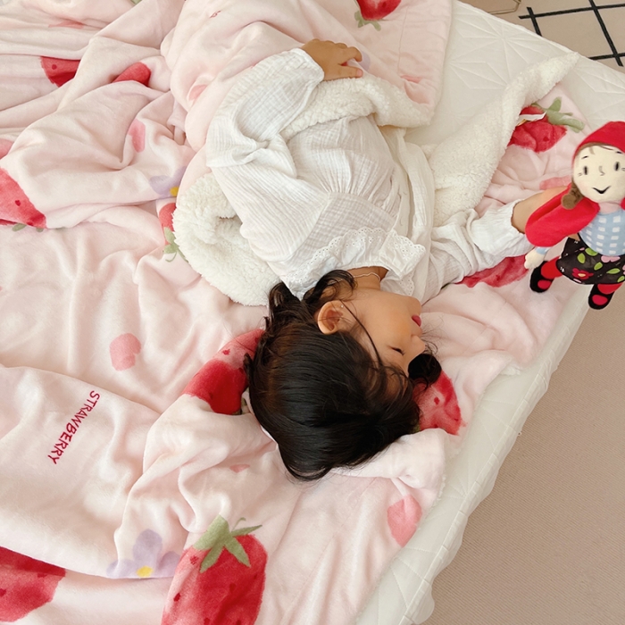 91家纺网 家纺一手货源 找家纺 顾里家纺 2021新款ins网红少女心暖肤羊羔绒毯 花花草莓