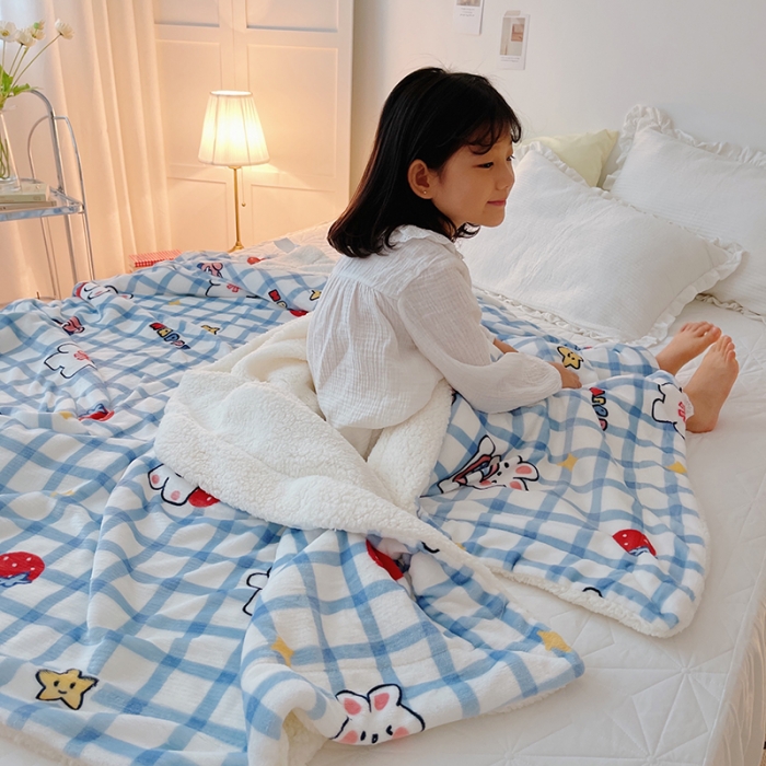 91家纺网 家纺一手货源 找家纺 顾里家纺 2021新款ins网红少女心暖肤羊羔绒毯 蓝格小兔
