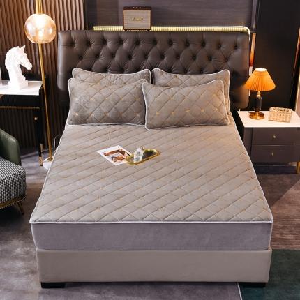 91家纺网 家纺一手货源 找家纺 （总）八十八家纺 2021新款牛奶绒刺绣小蜜蜂夹棉床笠