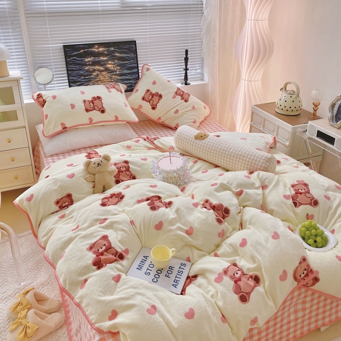 91家纺网 家纺一手货源 找家纺 顾里家纺2021新款ins韩国高端保暖牛奶绒四件套爱心熊仔