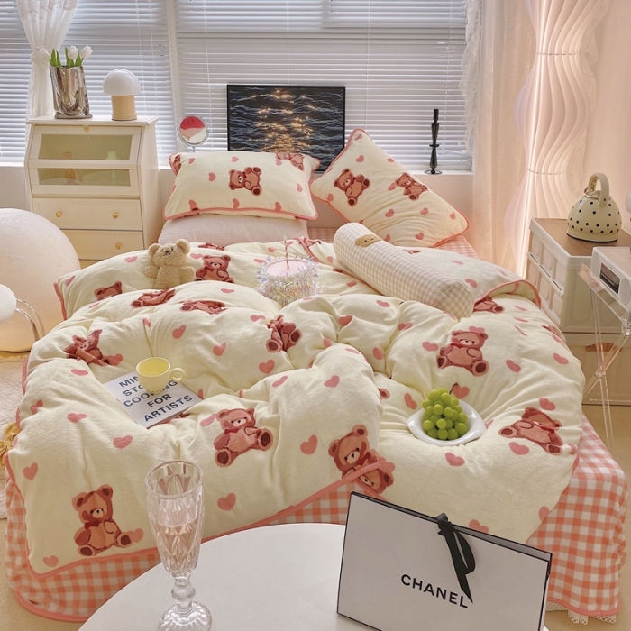 91家纺网 家纺一手货源 找家纺 顾里家纺2021新款ins韩国高端保暖牛奶绒四件套爱心熊仔