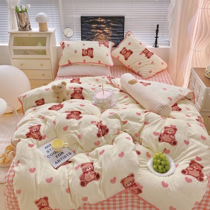 91家纺网 家纺一手货源 找家纺 顾里家纺2021新款ins韩国高端保暖牛奶绒四件套爱心熊仔
