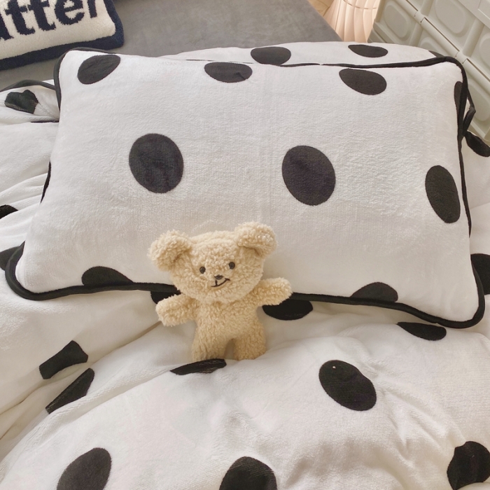 91家纺网 家纺一手货源 找家纺 顾里家纺2021新款ins韩国高端保暖牛奶绒四件套白波点