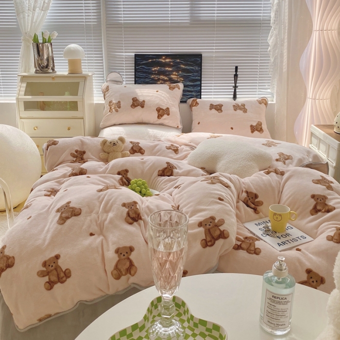 91家纺网 家纺一手货源 找家纺 顾里家纺2021新款ins韩国高端保暖牛奶绒四件套韩国熊仔