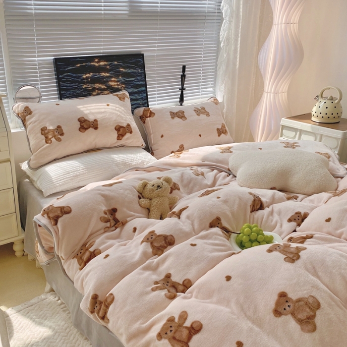 91家纺网 家纺一手货源 找家纺 顾里家纺2021新款ins韩国高端保暖牛奶绒四件套韩国熊仔