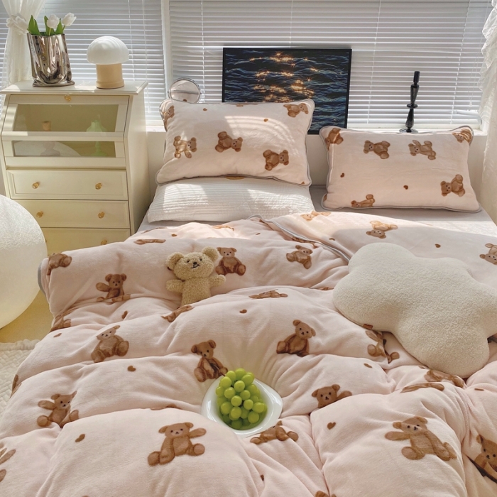 91家纺网 家纺一手货源 找家纺 顾里家纺2021新款ins韩国高端保暖牛奶绒四件套韩国熊仔