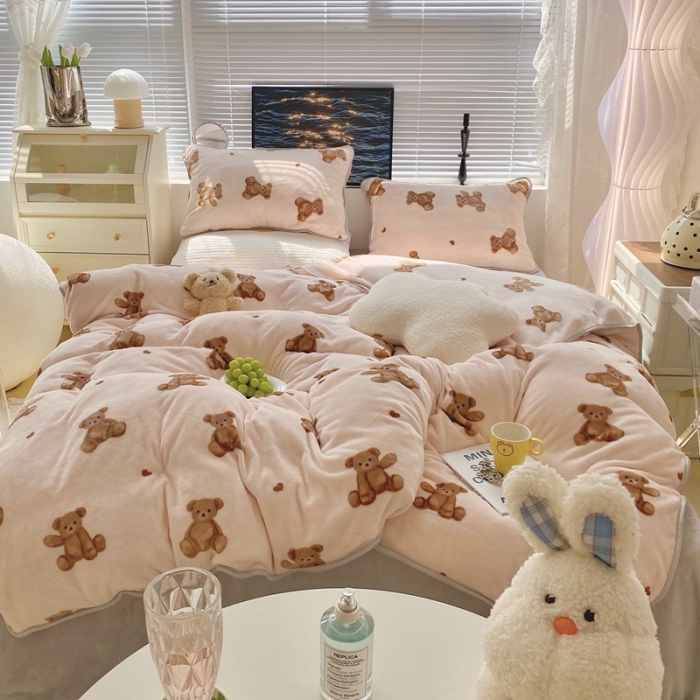 91家纺网 家纺一手货源 找家纺 顾里家纺2021新款ins韩国高端保暖牛奶绒四件套韩国熊仔