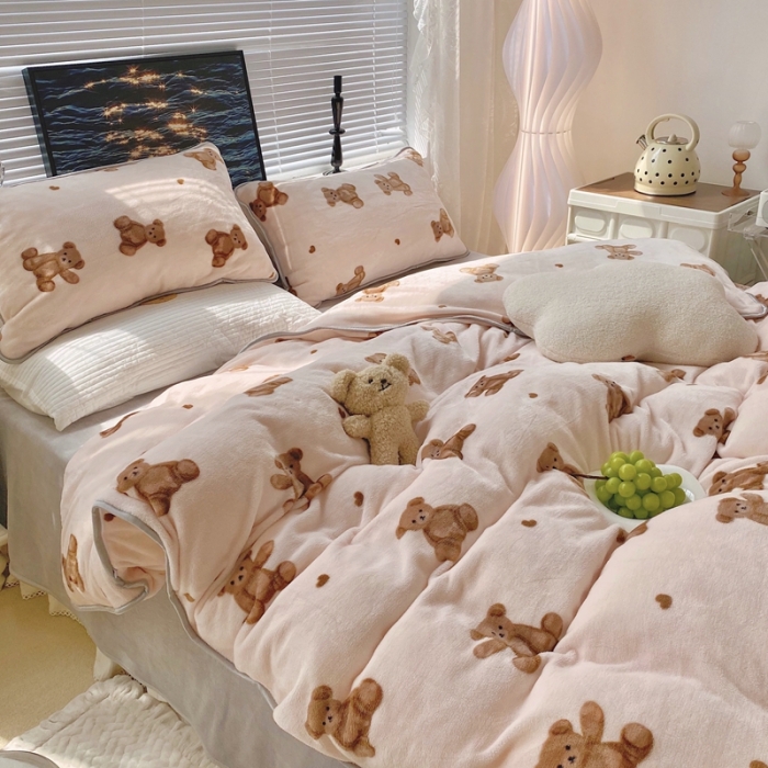 91家纺网 家纺一手货源 找家纺 顾里家纺2021新款ins韩国高端保暖牛奶绒四件套韩国熊仔