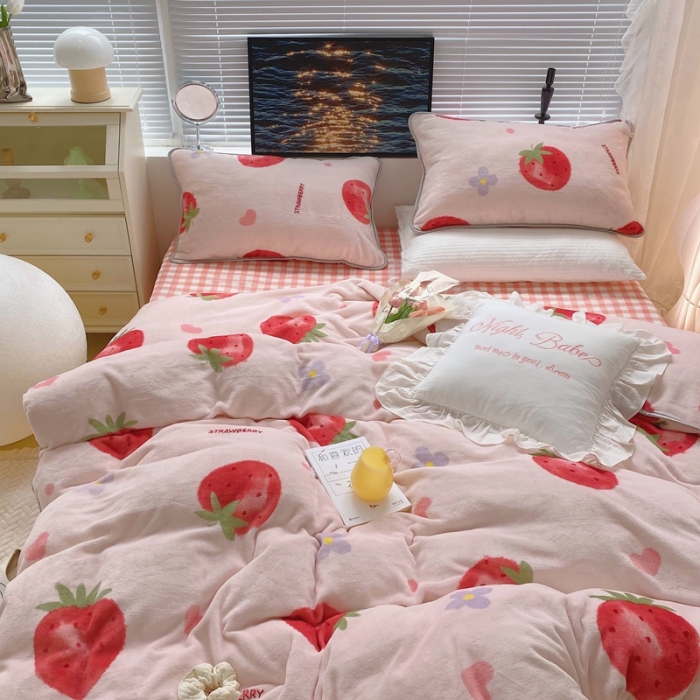 91家纺网 家纺一手货源 找家纺 顾里家纺2021新款ins韩国高端保暖牛奶绒四件套花花草莓