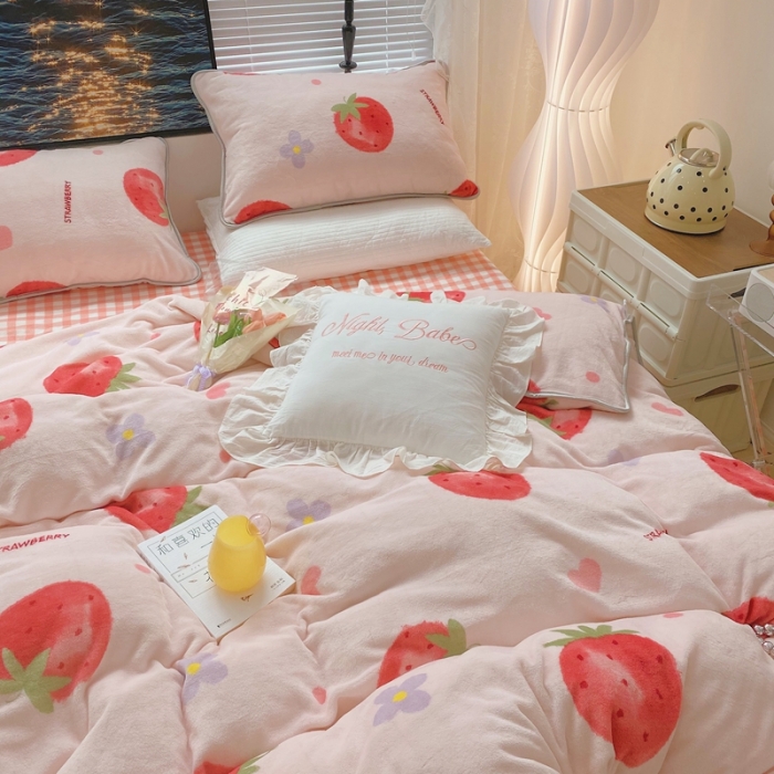 91家纺网 家纺一手货源 找家纺 顾里家纺2021新款ins韩国高端保暖牛奶绒四件套花花草莓