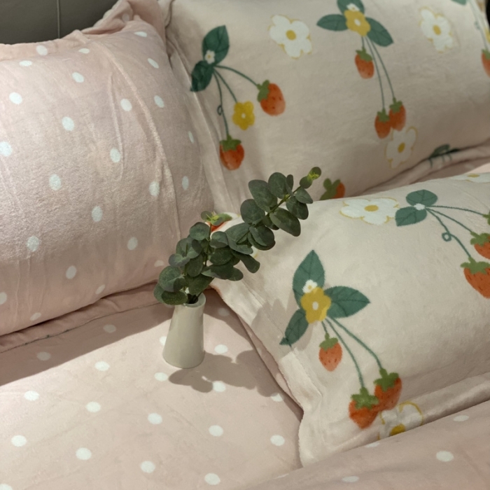 91家纺网 家纺一手货源 找家纺 棉生活 2021新款小清新牛奶绒四件套 草莓果酱