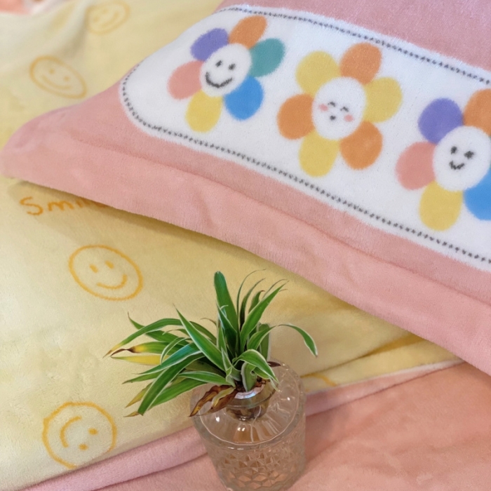 91家纺网 家纺一手货源 找家纺 棉生活 2021新款小清新牛奶绒四件套 花花笑脸粉