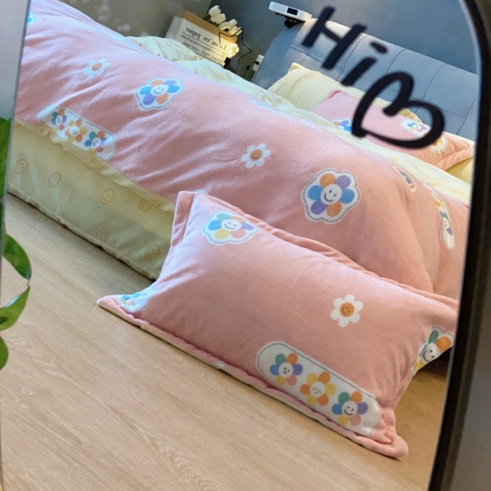 91家纺网 家纺一手货源 找家纺 棉生活 2021新款小清新牛奶绒四件套 花花笑脸粉