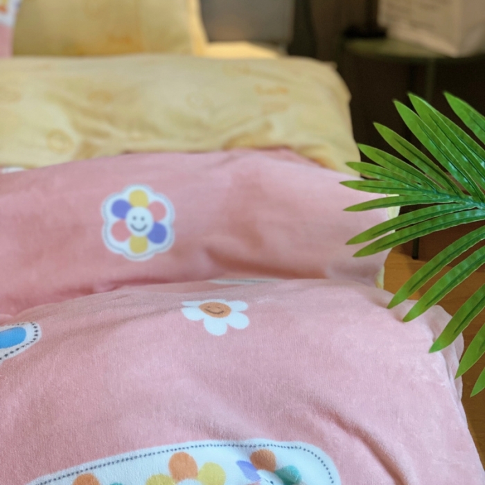 91家纺网 家纺一手货源 找家纺 棉生活 2021新款小清新牛奶绒四件套 花花笑脸粉
