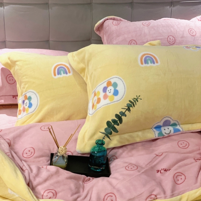 91家纺网 家纺一手货源 找家纺 棉生活 2021新款小清新牛奶绒四件套 花花笑脸黄