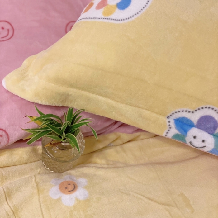 91家纺网 家纺一手货源 找家纺 棉生活 2021新款小清新牛奶绒四件套 花花笑脸黄