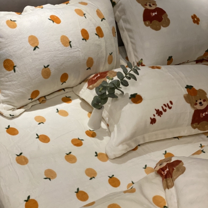 91家纺网 家纺一手货源 找家纺 棉生活 2021新款小清新牛奶绒四件套 柿子熊