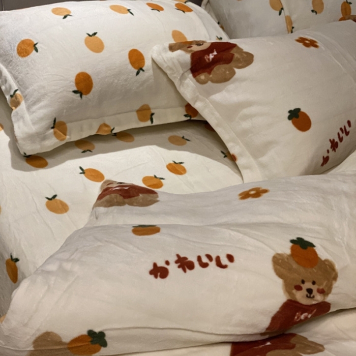 91家纺网 家纺一手货源 找家纺 棉生活 2021新款小清新牛奶绒四件套 柿子熊