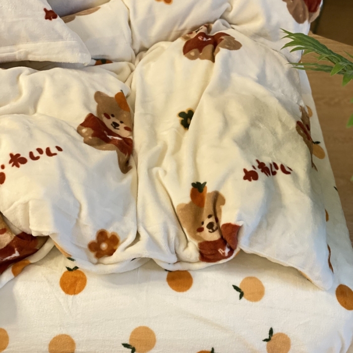 91家纺网 家纺一手货源 找家纺 棉生活 2021新款小清新牛奶绒四件套 柿子熊