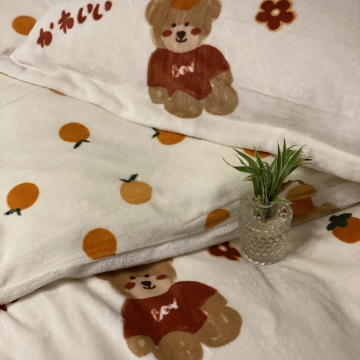 91家纺网 家纺一手货源 找家纺 棉生活 2021新款小清新牛奶绒四件套 柿子熊