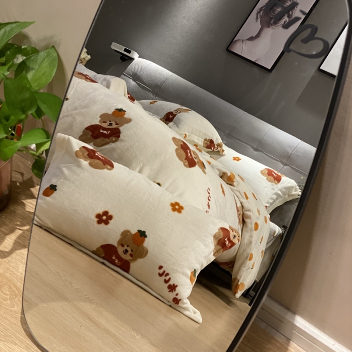91家纺网 家纺一手货源 找家纺 棉生活 2021新款小清新牛奶绒四件套 柿子熊