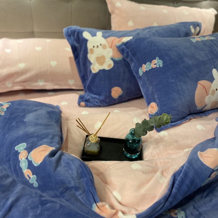 91家纺网 家纺一手货源 找家纺 棉生活 2021新款小清新牛奶绒四件套 桃桃兔
