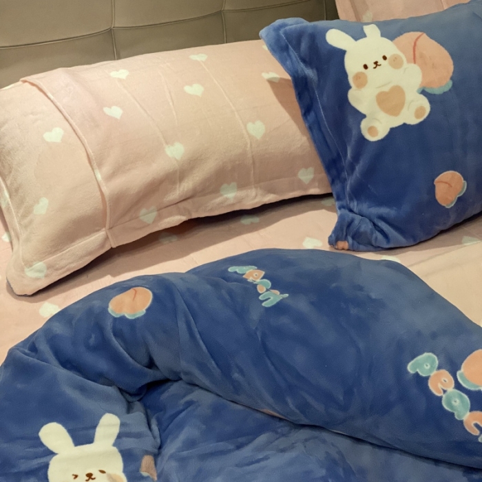 91家纺网 家纺一手货源 找家纺 棉生活 2021新款小清新牛奶绒四件套 桃桃兔