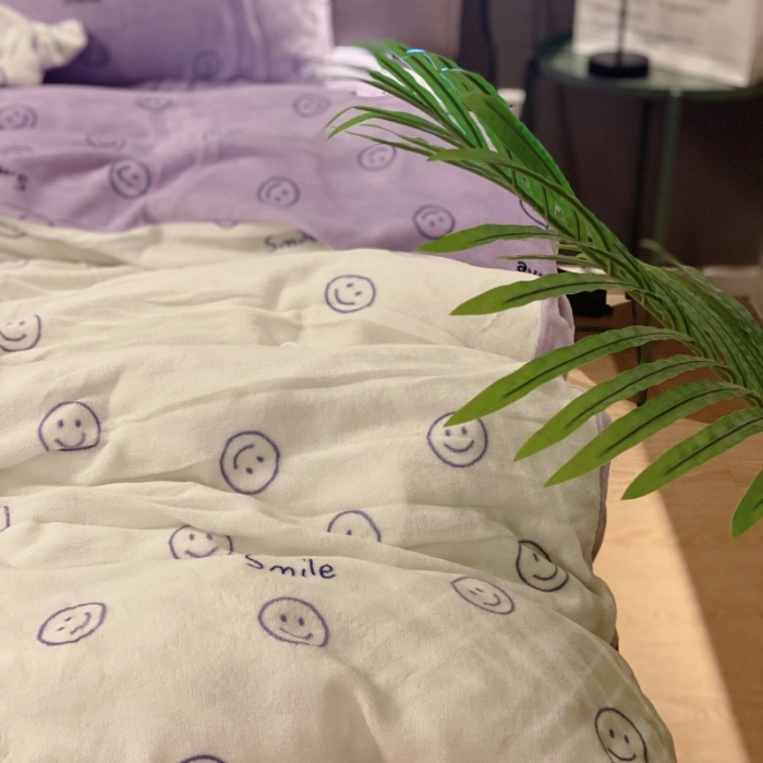 91家纺网 家纺一手货源 找家纺 棉生活 2021新款小清新牛奶绒四件套 小小笑脸