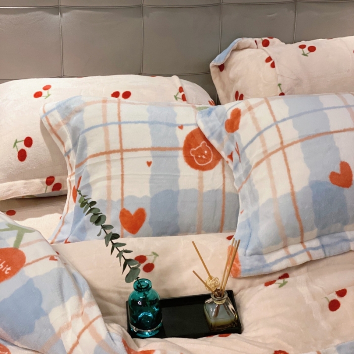 91家纺网 家纺一手货源 找家纺 棉生活 2021新款小清新牛奶绒四件套 樱桃兔兔