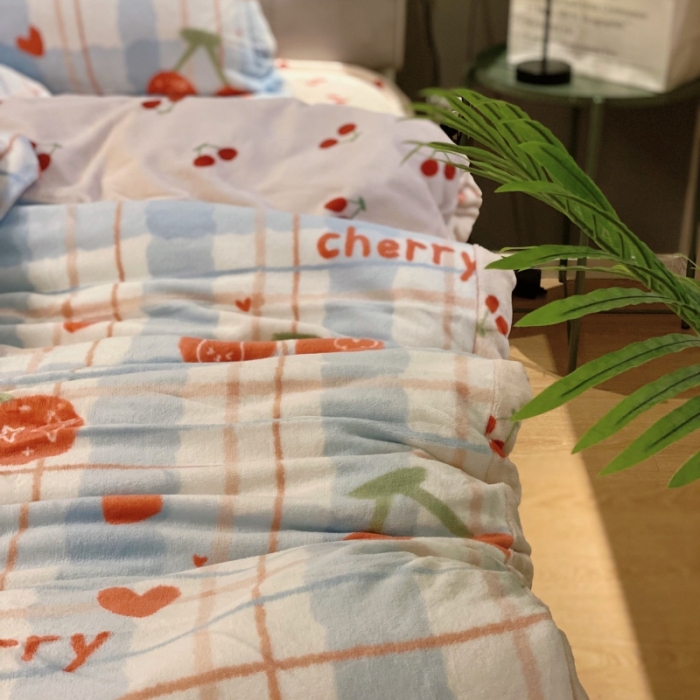 91家纺网 家纺一手货源 找家纺 棉生活 2021新款小清新牛奶绒四件套 樱桃兔兔