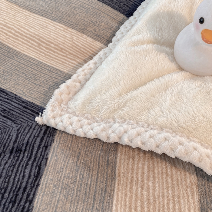 91家纺网 家纺一手货源 找家纺 琪格格 2022大包边保暖四件套 A牛奶绒B兔兔绒-几何时尚