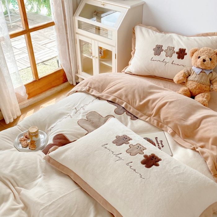 91家纺网 家纺一手货源 找家纺 （总）星期八2021新款三只熊牛奶绒四件套水晶法莱绒套件直播