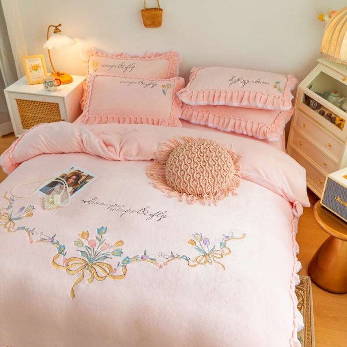 91家纺网 家纺一手货源 找家纺 （总）亲亲公主 秋冬保暖牛奶绒绣花四件套 床裙款公主风四件套