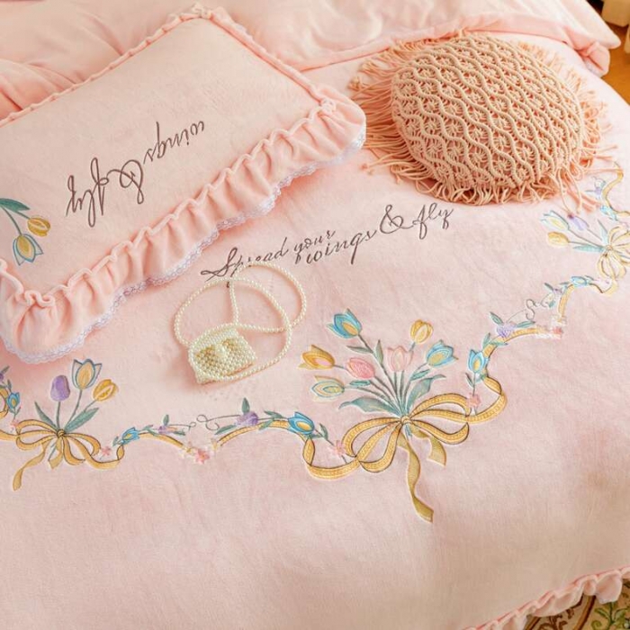 91家纺网 家纺一手货源 找家纺 （总）亲亲公主 秋冬保暖牛奶绒绣花四件套 床裙款公主风四件套