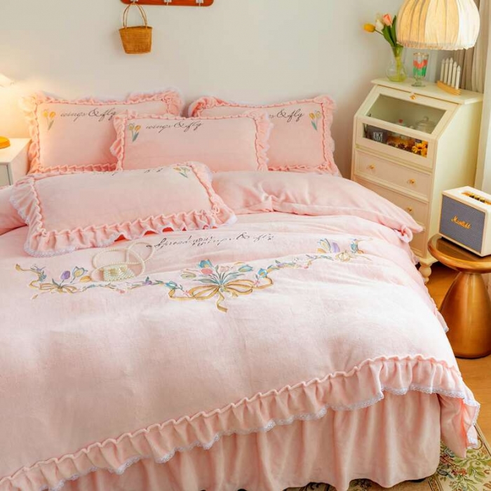 91家纺网 家纺一手货源 找家纺 （总）亲亲公主 秋冬保暖牛奶绒绣花四件套 床裙款公主风四件套