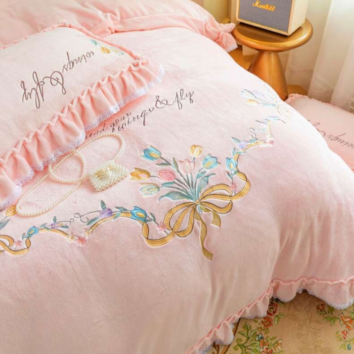 91家纺网 家纺一手货源 找家纺 （总）亲亲公主 秋冬保暖牛奶绒绣花四件套 床裙款公主风四件套