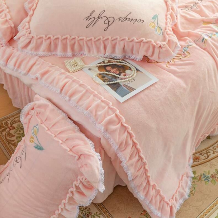 91家纺网 家纺一手货源 找家纺 （总）亲亲公主 秋冬保暖牛奶绒绣花四件套 床裙款公主风四件套