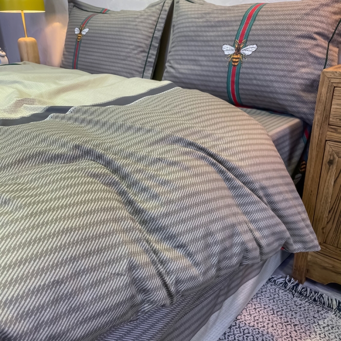 91家纺网 家纺一手货源 找家纺 金爱家 2021新款大版磨毛条格简约四件套 极简主义