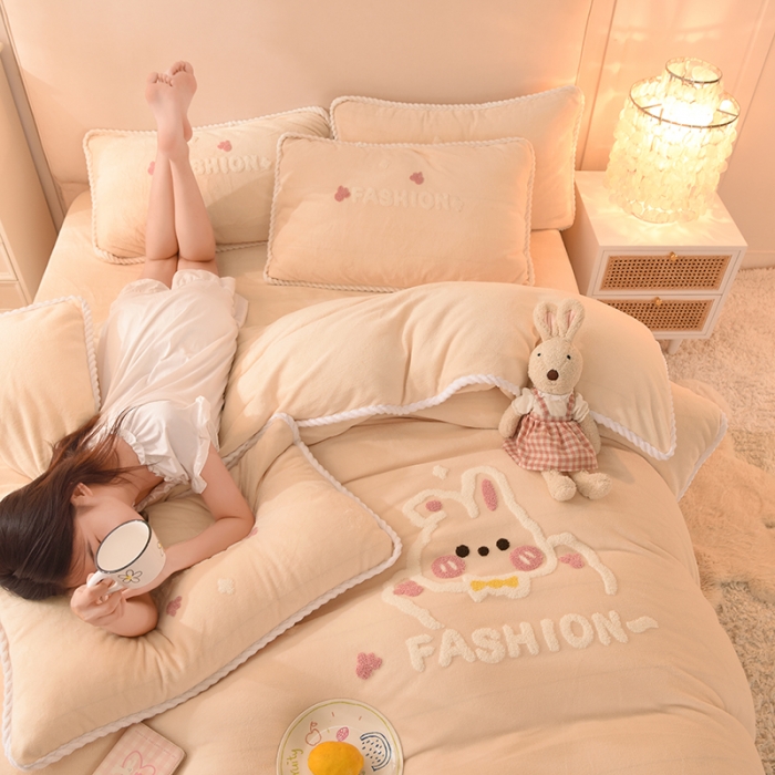 91家纺网 家纺一手货源 找家纺 菲儿 2021新款牛奶绒四件套法莱水晶 宝宝兔-米白