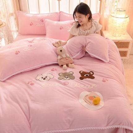 91家纺网 家纺一手货源 找家纺 菲儿 2021新款牛奶绒四件套法莱水晶绒快乐熊-桃花粉