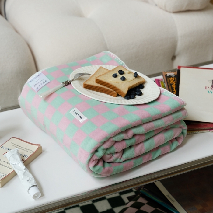 91家纺网 家纺一手货源 找家纺 （总）洋铭区 2021冬季新品棋盘格双色牛奶绒毯子