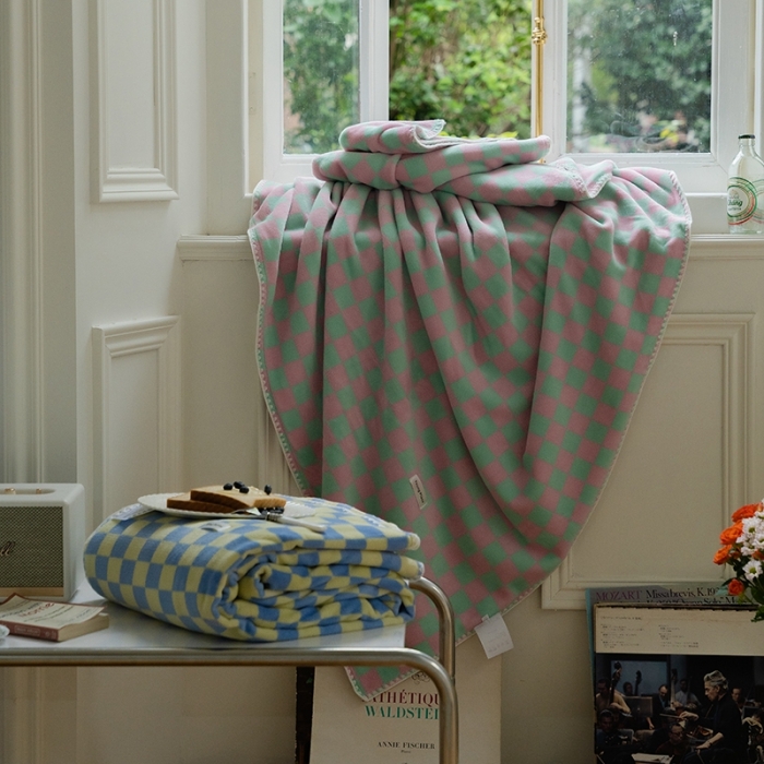 91家纺网 家纺一手货源 找家纺 （总）洋铭区 2021冬季新品棋盘格双色牛奶绒毯子