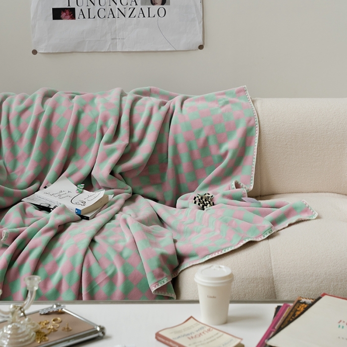 91家纺网 家纺一手货源 找家纺 （总）洋铭区 2021冬季新品棋盘格双色牛奶绒毯子