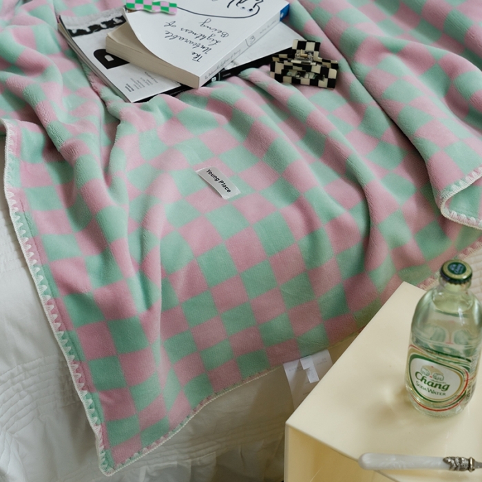 91家纺网 家纺一手货源 找家纺 洋铭区 2021冬季新品棋盘格双色牛奶绒毯子 海贝粉